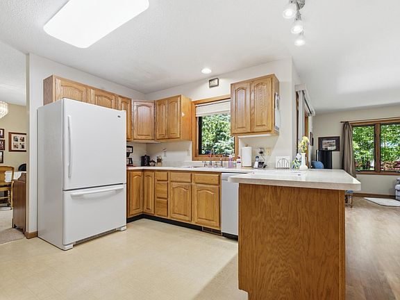 3rd image of 31094 Pine St