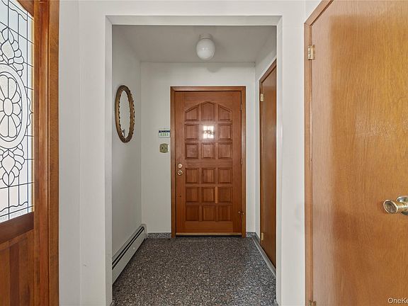 5th image of 900 Vincent Avenue