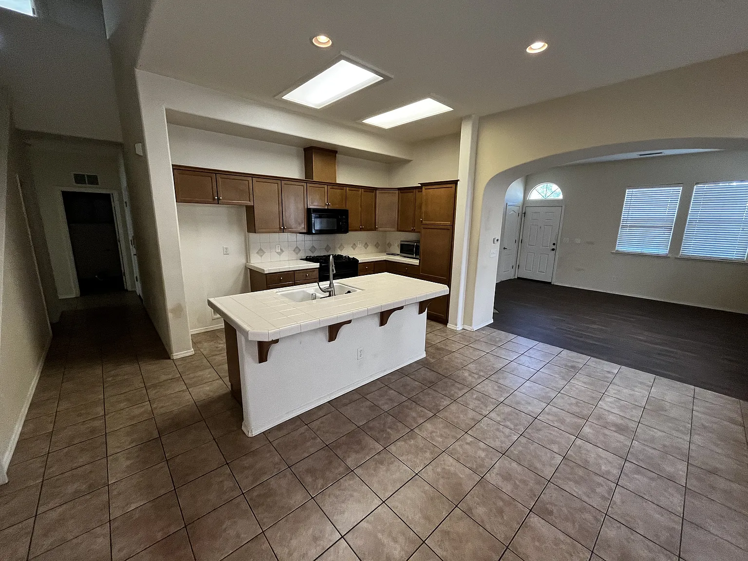 4 bed, 1616 sqft, $2,400 — Photo 2