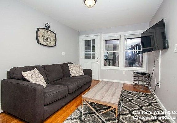 3rd image of 275 Chelsea St #2