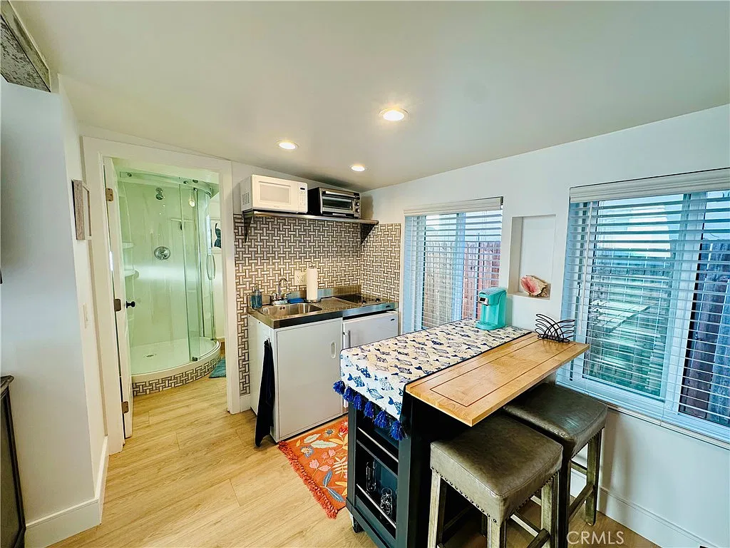 Studio, 400 sqft, $2,600 — Photo 2