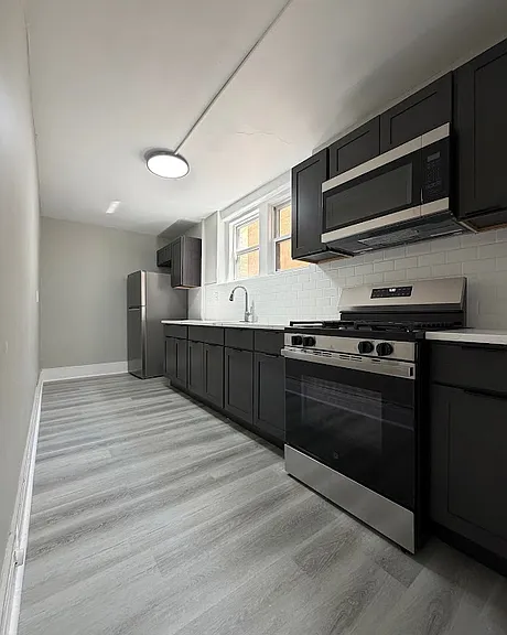 138 E 7th St #7 — Photo 1