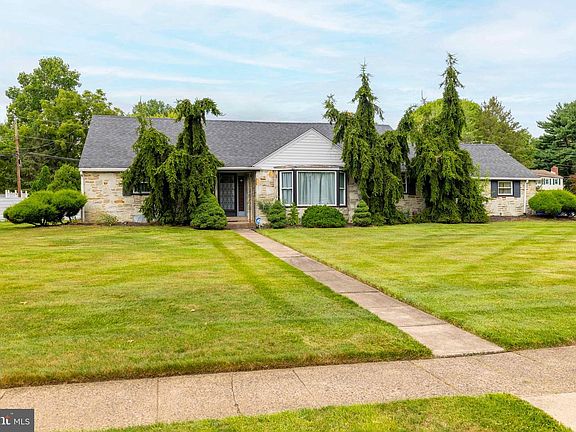3rd image of 3946 Blake Rd