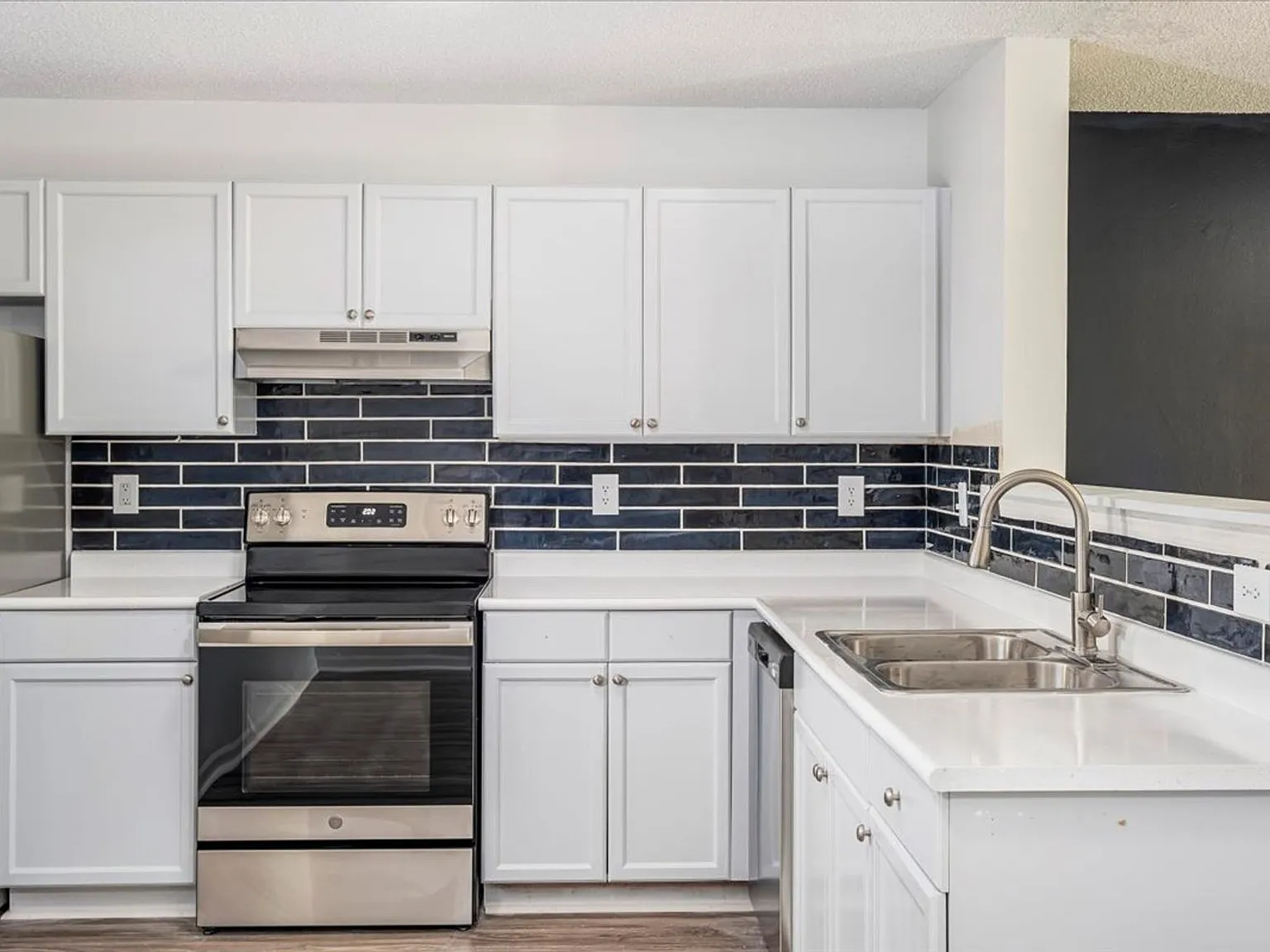 Carlson Bay Luxury Apartments — Photo 3
