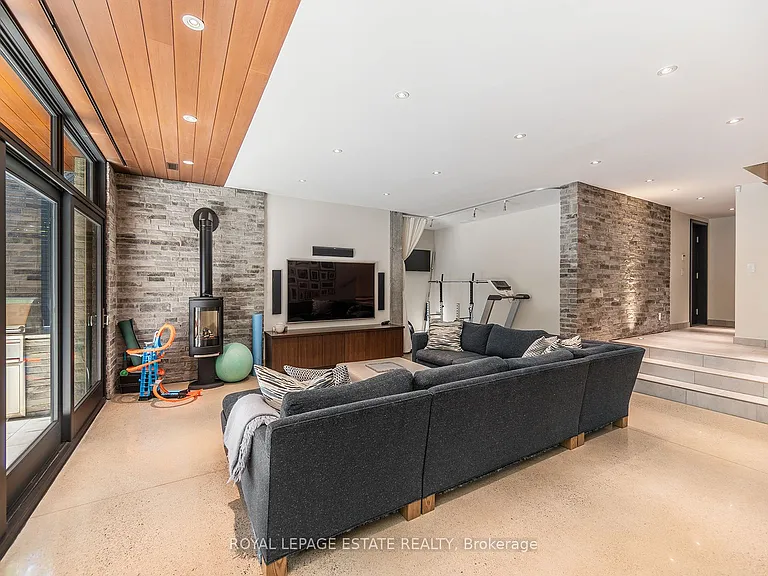 11 Pine Cres — Photo 43
