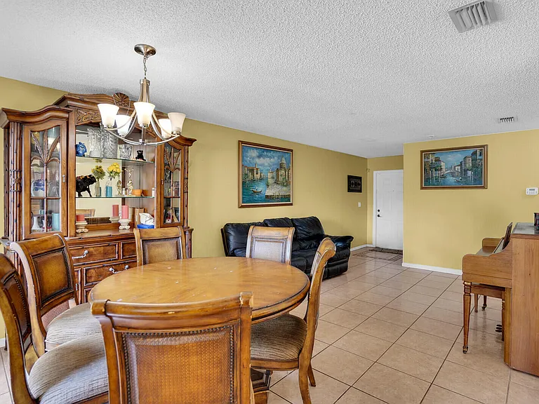 3331 Commodore Ct — Photo 3