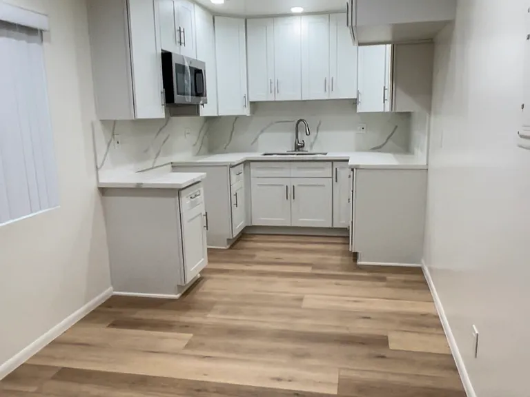 452 1/2 E 20th St — Photo 5