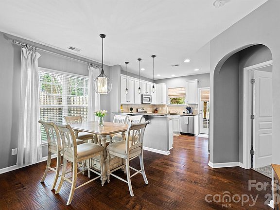 5th image of 417 Silver Cypress Ln