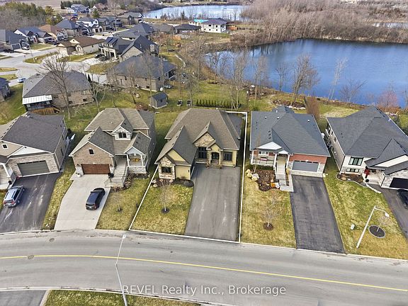 2nd image of 713 Clarence St