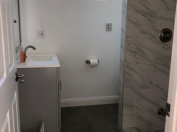 4th image of 525 1/2 Nectarine St