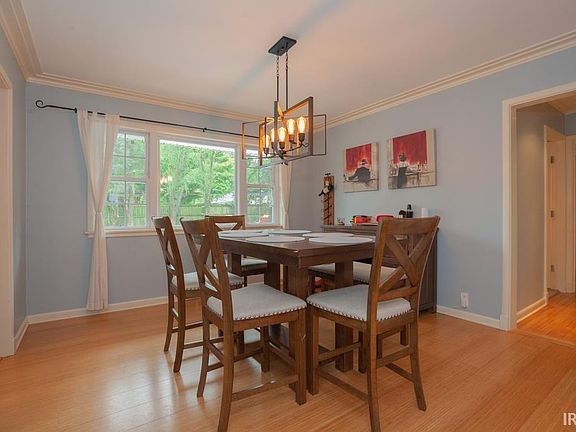 4th image of 3015 E Powell Ave