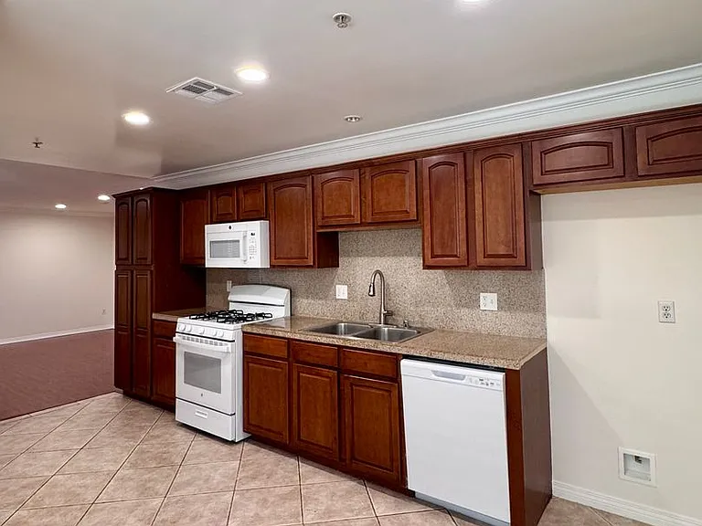 13525 Vanowen St #103 — Photo 5
