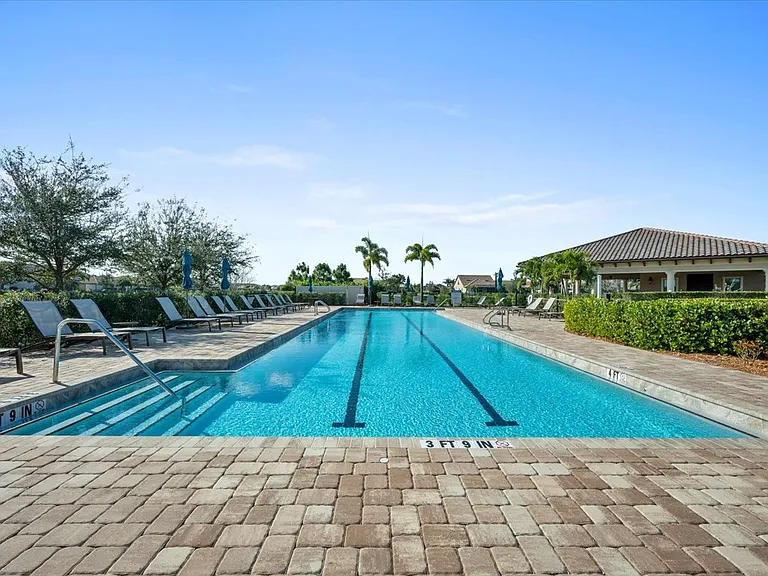 640 SE Monet Dr — Photo 35