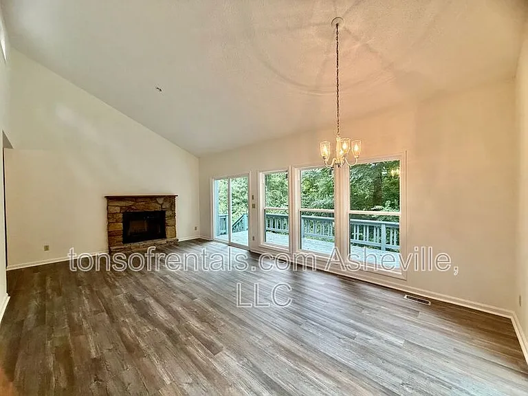 327 Winding Way Ln — Photo 2