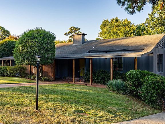 3rd image of 8 Lenon Dr
