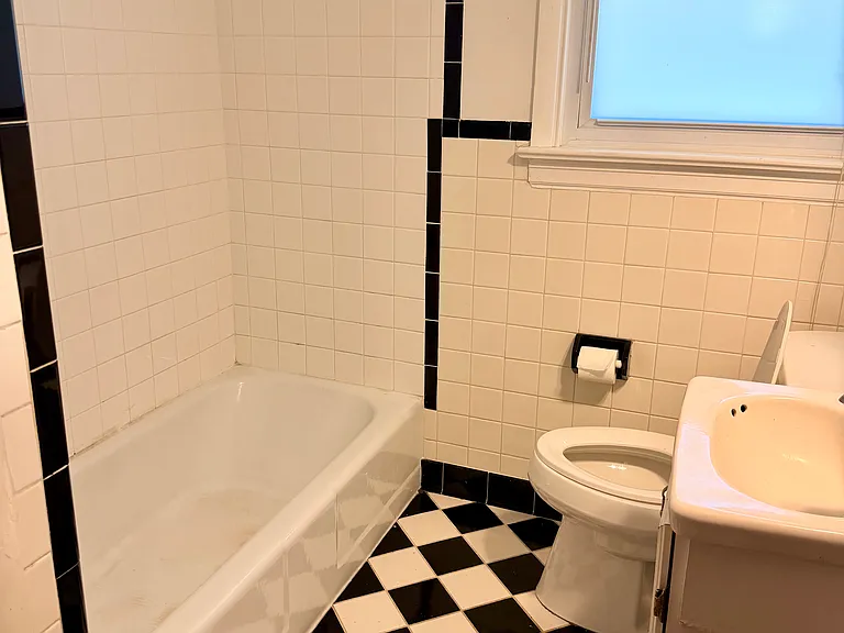 16 Eastlake Dr — Photo 6