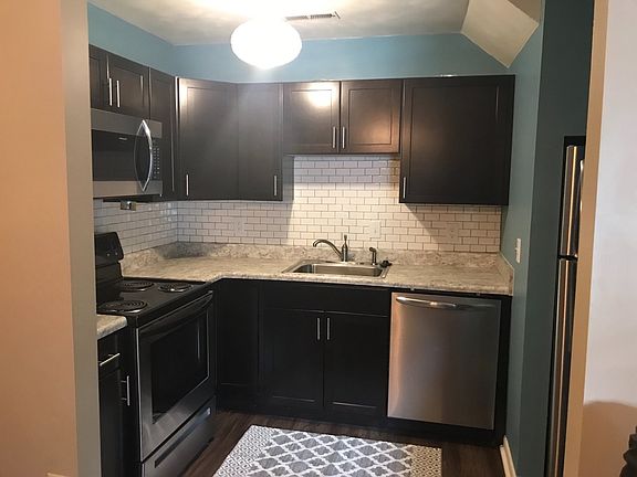 3rd image of 1460 Bradley Dr