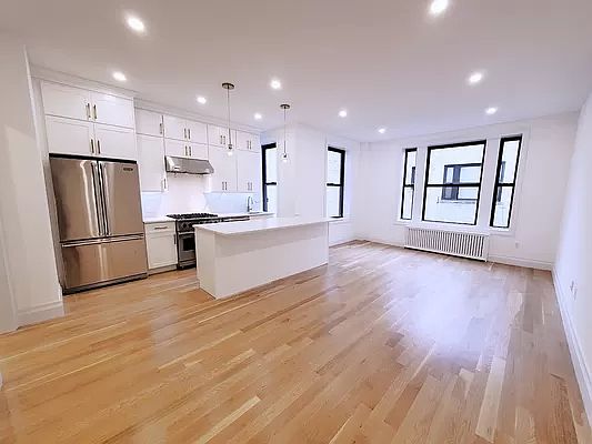 3rd image of 215 W 98th St APT 8D
