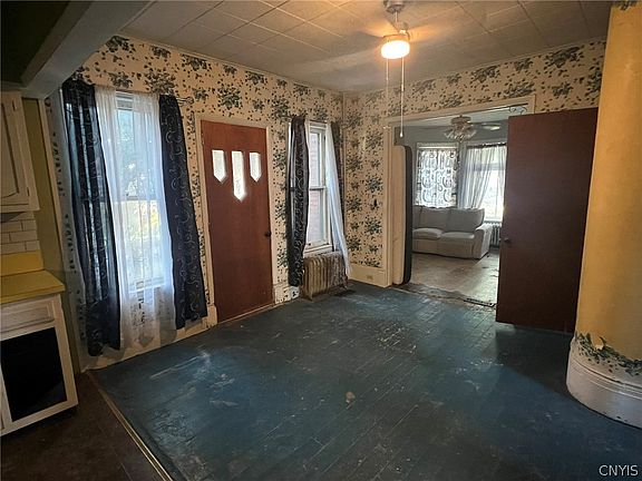 4th image of 415 W Broadway