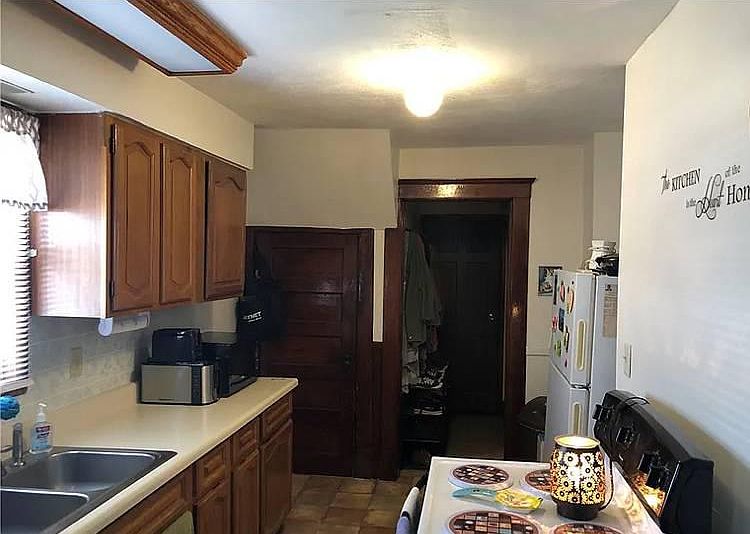 2nd image of 106 Margaret St Floor 2