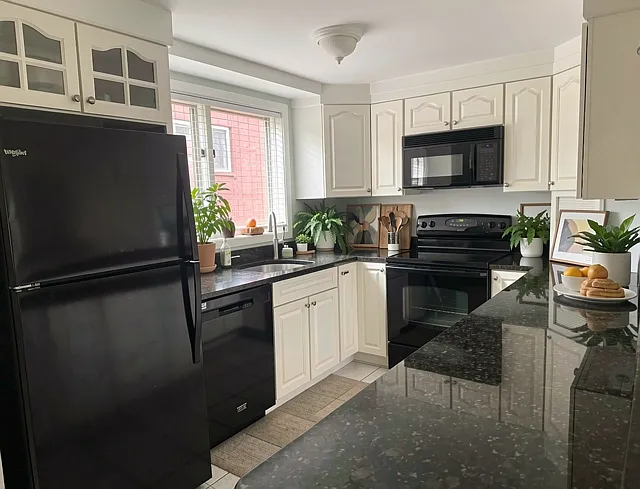 Kitchen with Breakfast Bar