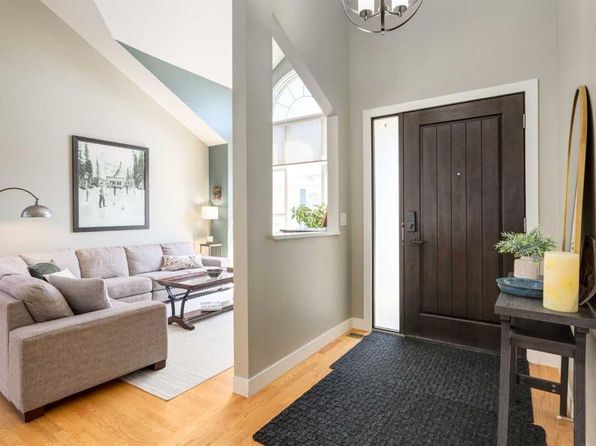 315 SE Edgebank Pl NW, Calgary, AB T3A 4S2