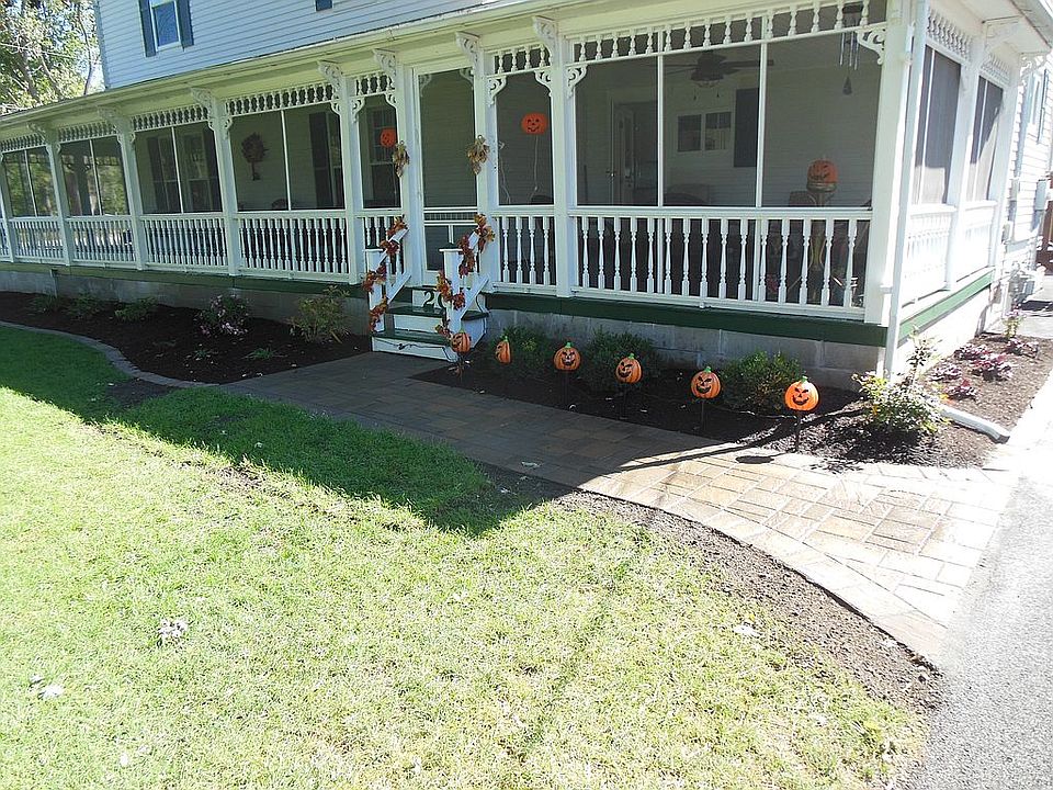 2nd image of 209 Main St