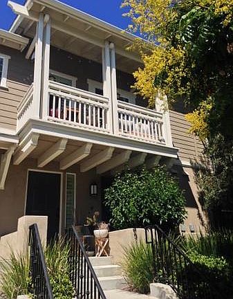 Exterior does not face another unit and next to community po