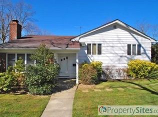 108 Hampshire Rd, Great Neck, NY 11023