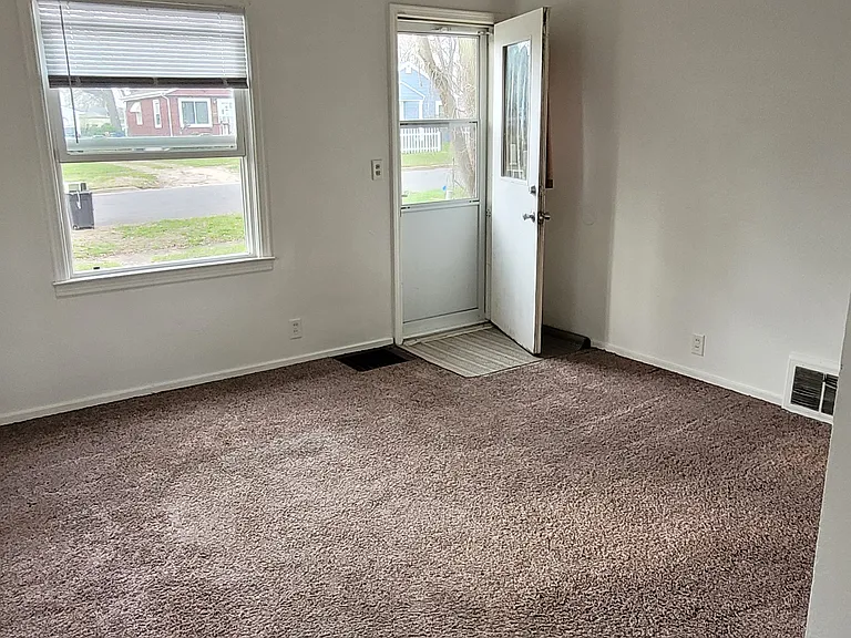 312 Burr St — Photo 2