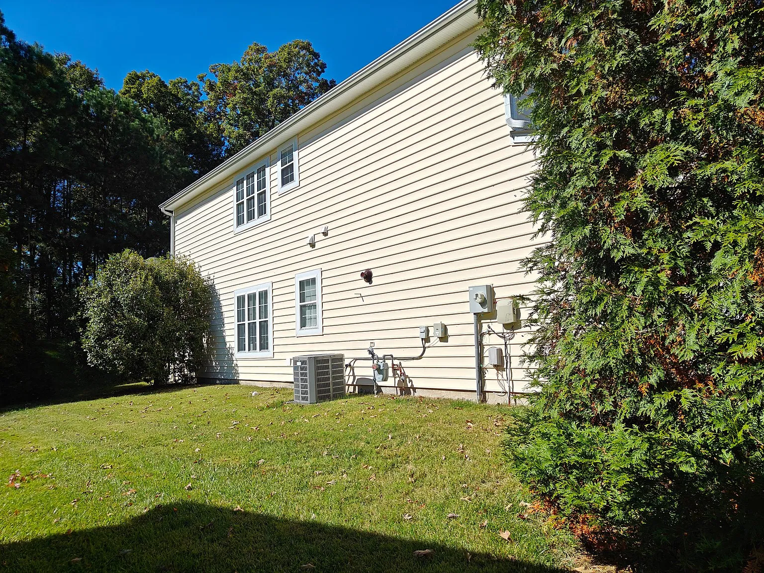 3 bed, 2.5 bath, 1691 sqft, $1,995 — Photo 3