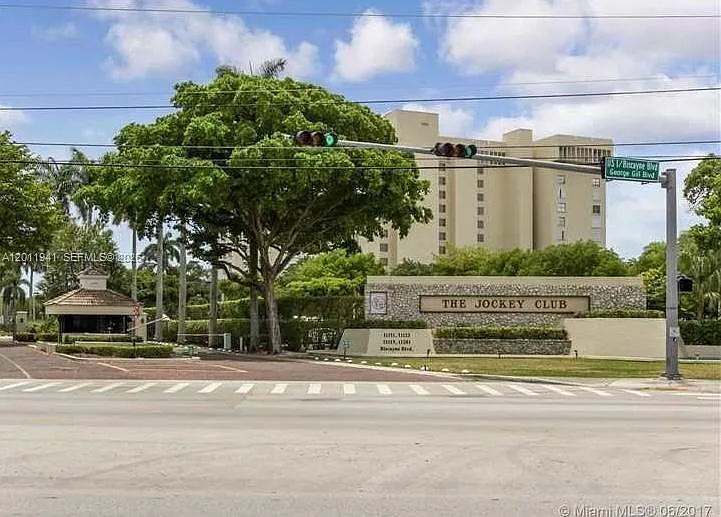 Jockey Club Condo — Photo 2