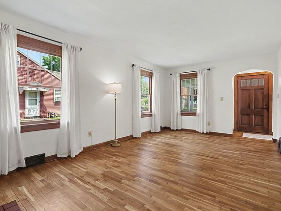 3rd image of 33 Pleasant Ave