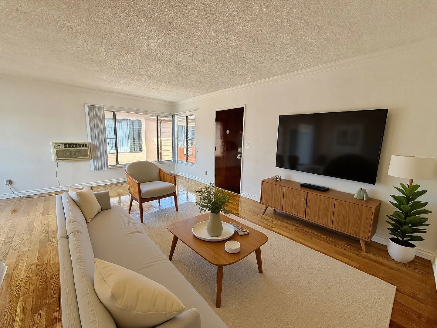 5612 Harold Way — Photo 4