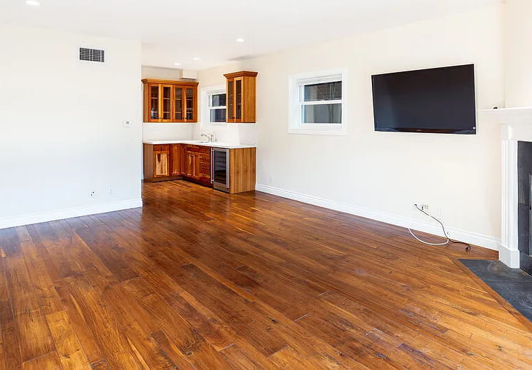 702 Pacific Ave — Photo 4