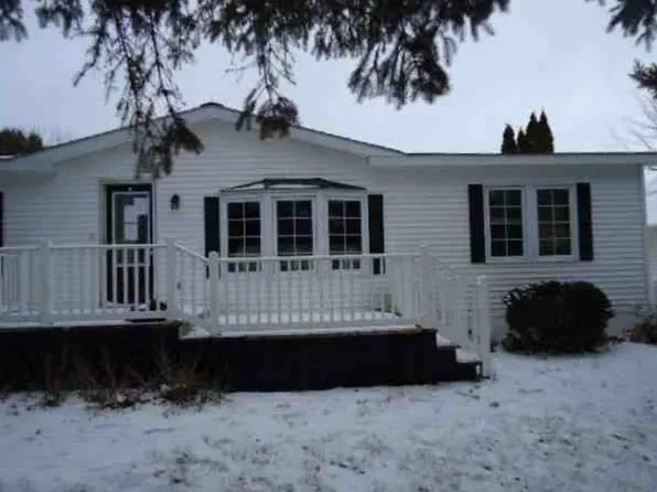 902 6th St NE, Roseau, MN 56751