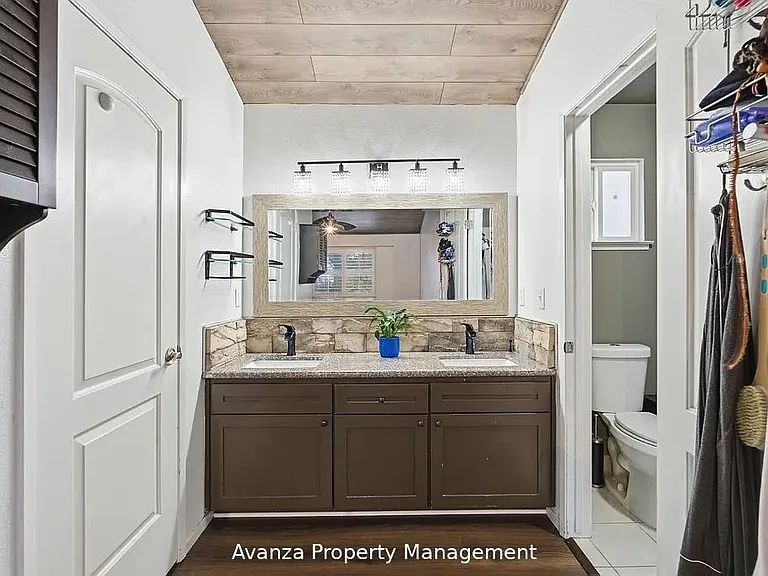8735 N Cedar Ave — Photo 11