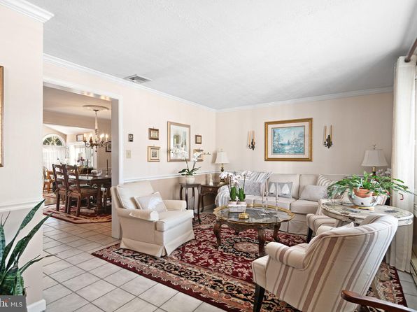 1 Lynns Ct, Morrisville, PA 19067