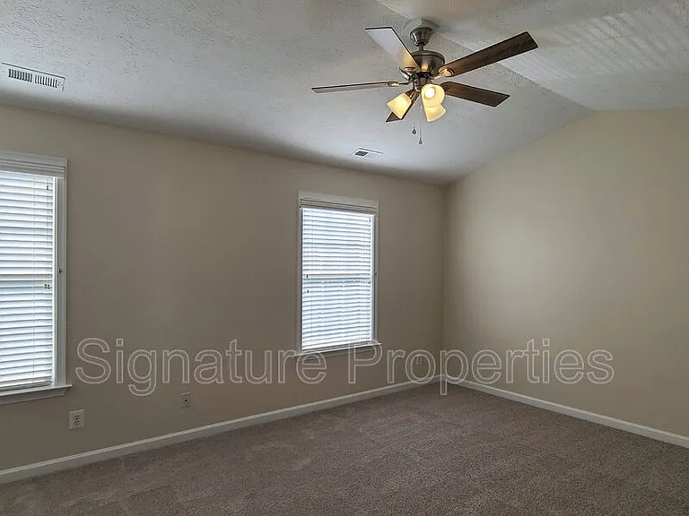 106 Regina Ln — Photo 18