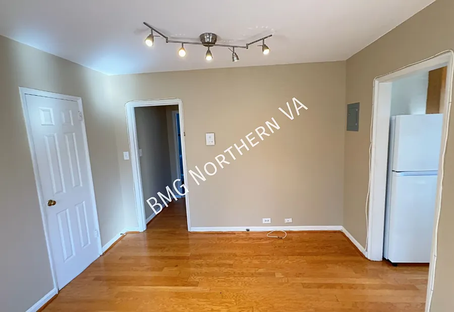 Meticulously Maintained and Spacious 1 BR / 1 BA Condo in Arlington Oaks — Photo 3