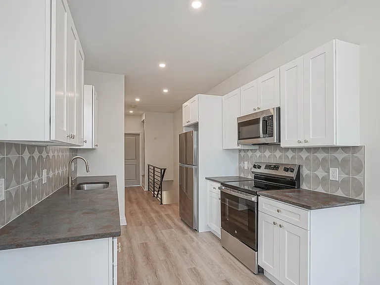2028 Moore St #2 — Photo 5