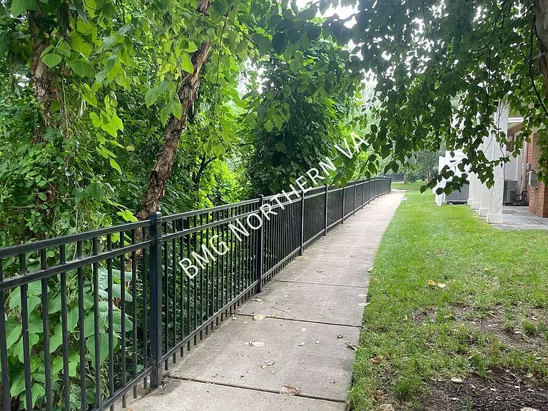 10679 Yorktown Ct — Photo 6