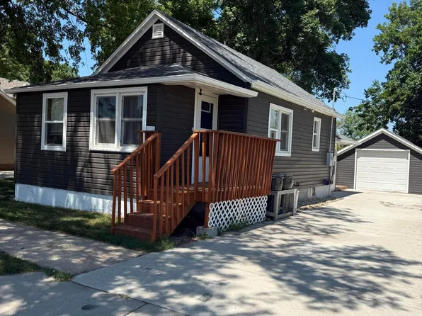 105 E Maple St, Parkston, SD 57366