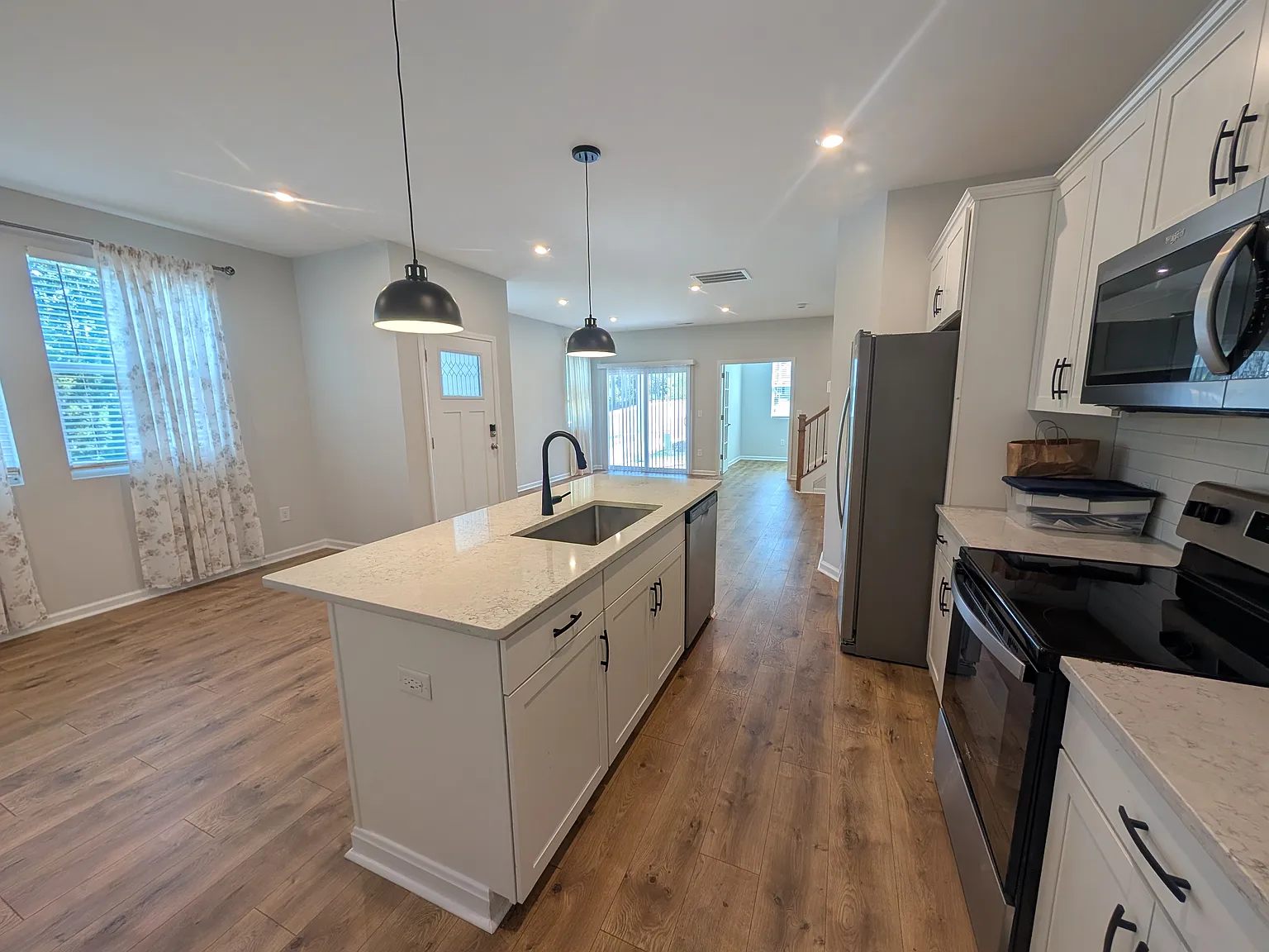 3 bed, 1820 sqft, $1,949 — Photo 3