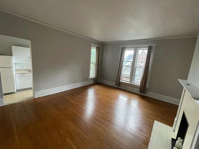 Upper Living. Vacant.