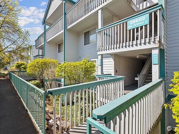 Looking for your first home? Need a second home base here, or are you working out of the airport and need a crash pad? This is the one for you!>