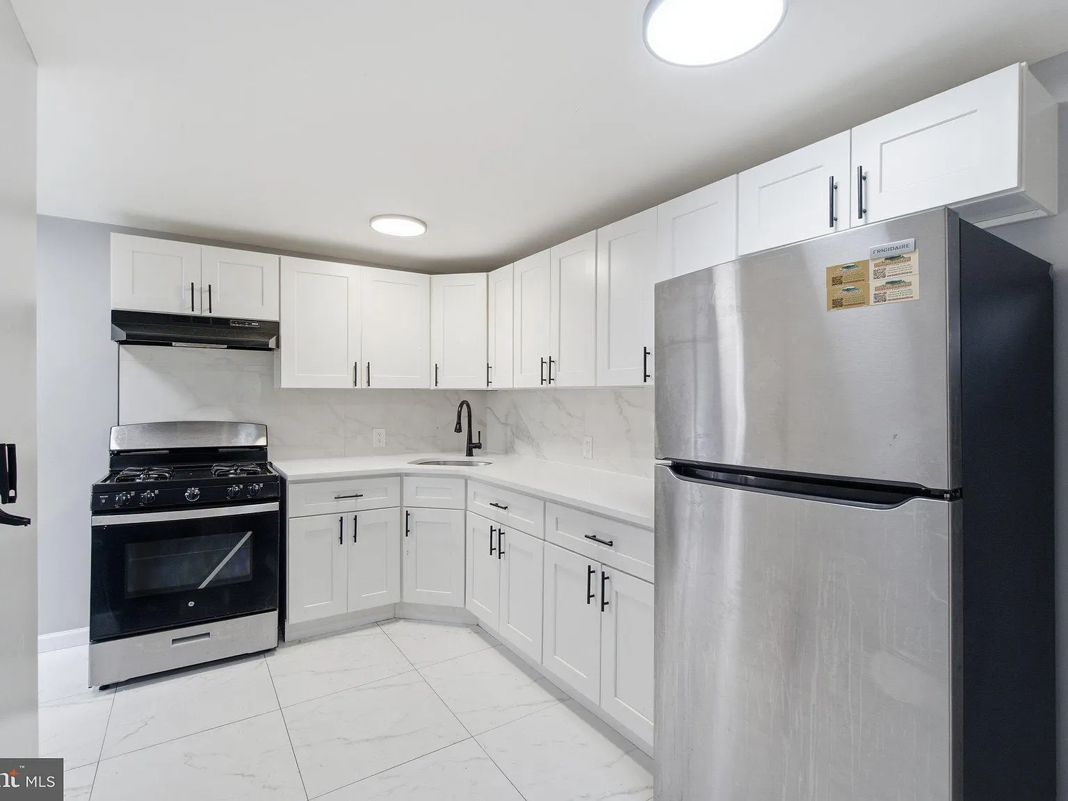 3 bed, 1.0 bath, 2252 sqft, $2,500 — Photo 1