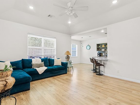 3rd image of 123 Wells St