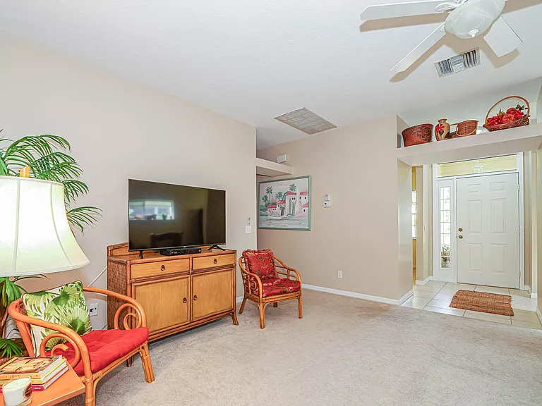 335 Hawthorne Ln — Photo 8