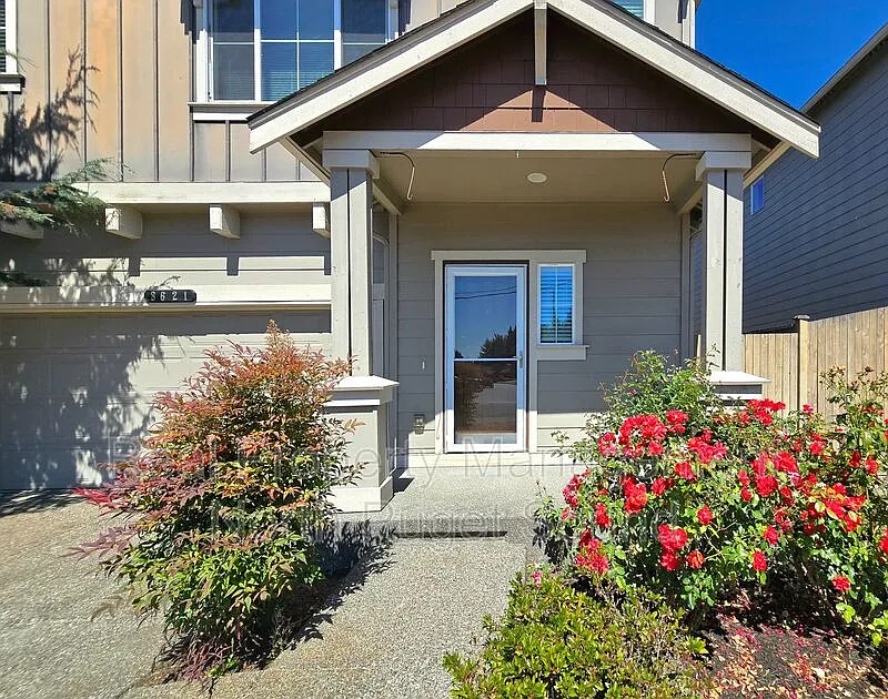 5 bed, 3.0 bath, 2425 sqft, $3,395 — Photo 2